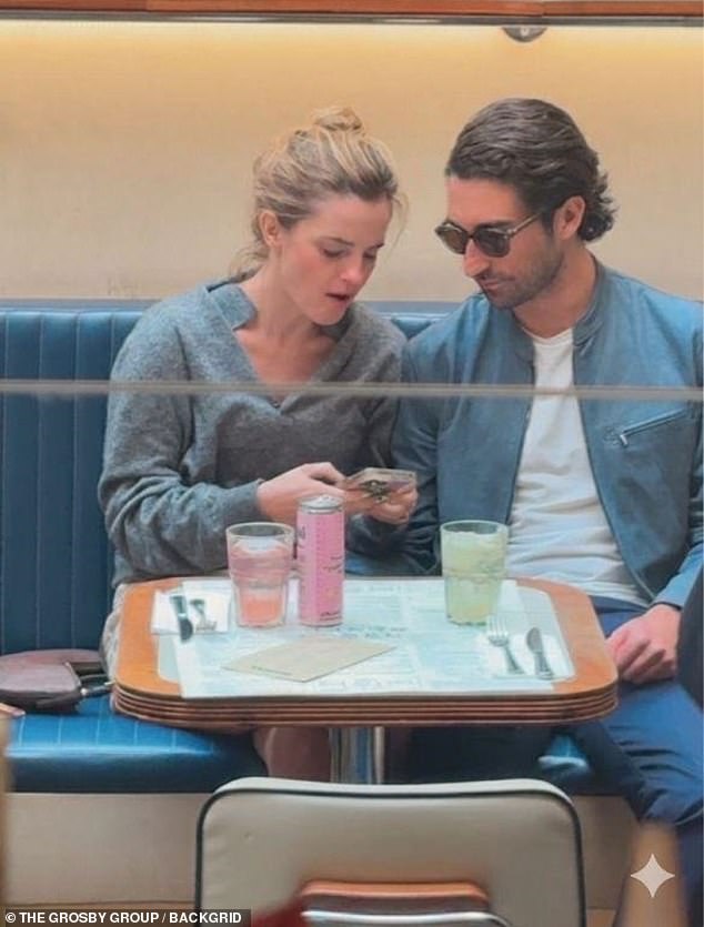 The pair have been spotted in a restaurant and have reportedly been spotted at Mexico¿s exclusive beach resort of Punta Mita