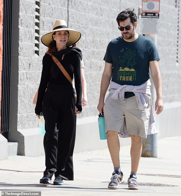 Jennifer was out running errands with a mystery man wo wore a wedding band