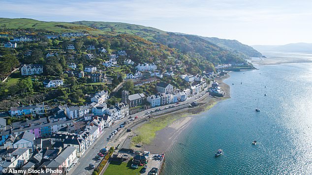 Twynn is framed by a dramatic mountain backdrop, and the town stretches along a Blue Flag beach and promenade, with views of Bardsey Island and Pwllheli on the Llyn Peninsula