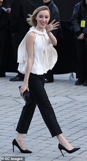 She completed the look with a black clutch bag