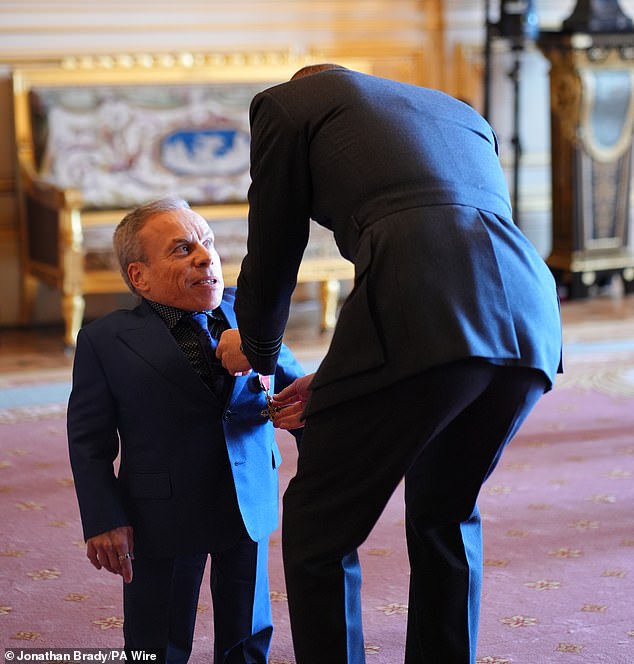 Warwick shares his two children with his late wife Samantha, who died in 2024 as a result of a cardiac arrest following complications from an essential surgery