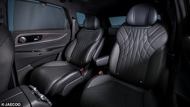 The Jaecoo 8 SHS-P comes with six or seven seats, and four of those are captain's chairs in the six-seater