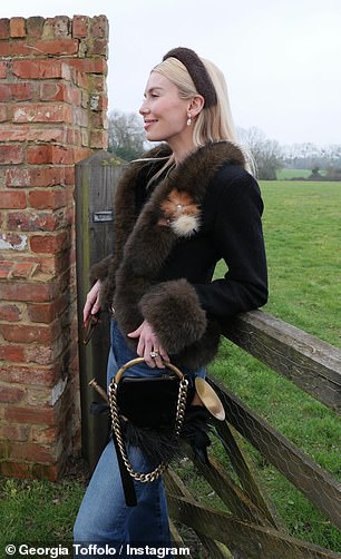 She also sported a dark brown headband and accessorised with a black horn bag