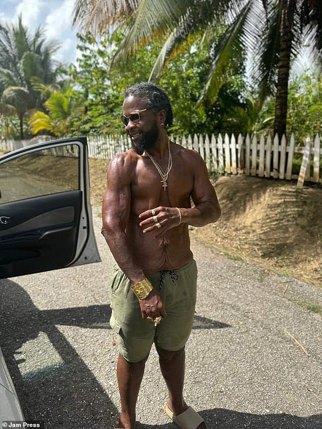 Rodney committed to daily hour-long workouts with 20lb dumbbells and completely transformed his eating habits. His new diet featured egg whites, turkey bacon, and fresh juice for breakfast, while lunch and dinner centered on lean proteins and nutrient-rich foods