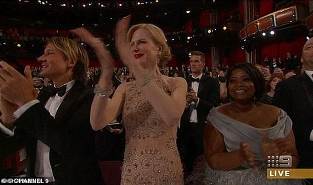 Nicole Kidman looked as elegant as can be at the 2017 Academy Awards when with Keith Urban. But when she clapped during the show, fans felt she was very strange