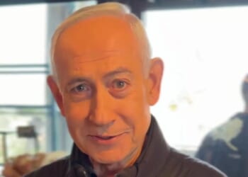 Netanyahu pokes fun at death rumours and AI videos as he points at five fingers & says we’re ‘hitting Iran very hard’