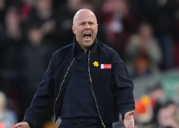 'Someone please help me' - Former Liverpool and England star left stunned by what Arne Slot did versus Tottenham