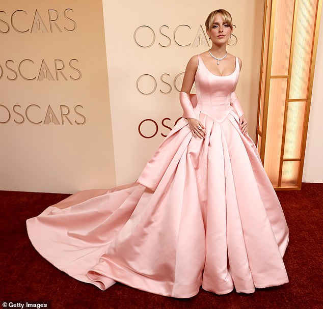 Paired with her stunning, satin dress, she wore a silk scarf as a shawl on her arms and also painted her nails in the same color for a monochromatic pink look