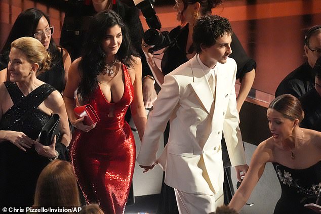 Chalamet faced his fate during O'Brien's Oscars monologue on Sunday night and his girlfriend, Kylie Jenner, protected him more than ever, according to a body language expert