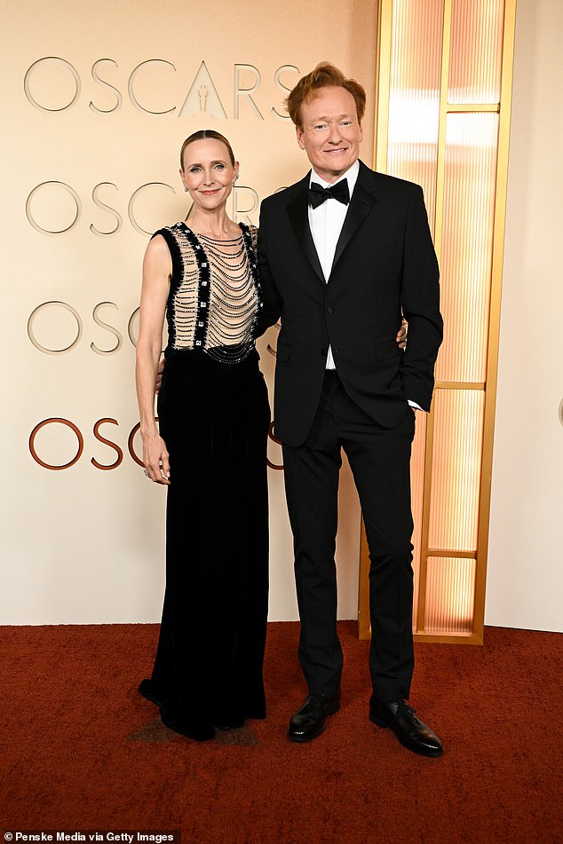 Before taking the stage as host, O'Brien walked the red carpet with his wife Liza Powel O'Brien