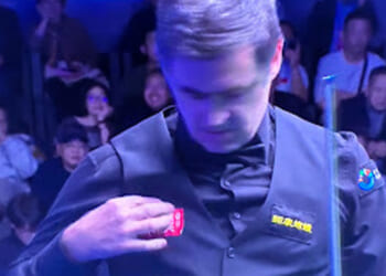 Ronnie O'Sullivan abruptly WALKS OUT of World Open match shaking head just minutes into snooker game