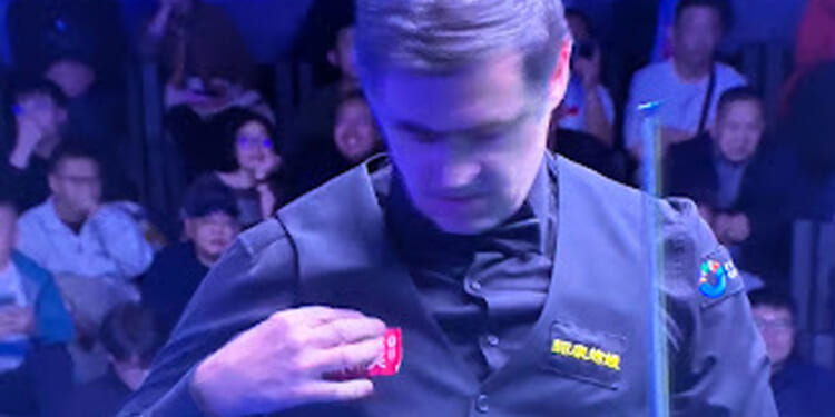 Ronnie O'Sullivan abruptly WALKS OUT of World Open match shaking head just minutes into snooker game