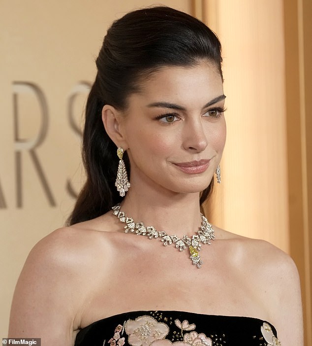 Hathaway and Dame Anna were enlisted to present Best Costume Design, in a tip of the hat to the fashion-themed movie that serves as their connection