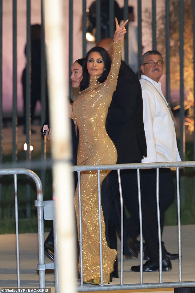 The influencer showed off her pout as she held up a peace sign