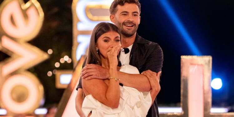 Watch moment Love Island’s Ciaran confirms split with Samie split in live stream