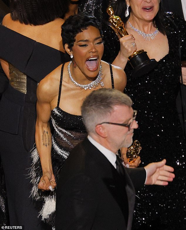 The clip ended with Taylor making it clear why she was furious, telling those around her: ¿Do not touch me, do not shove me, do not push me'; pictured as One Battle After Another won Best Picture