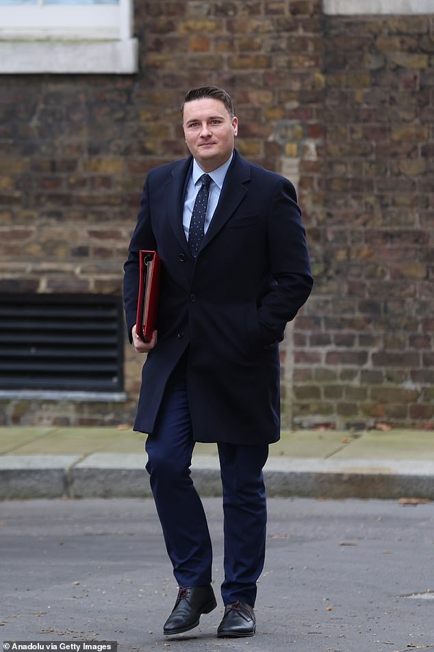 Health Secretary Wes Streeting arrives at Downing Street this afternoon for a cabinet meeting