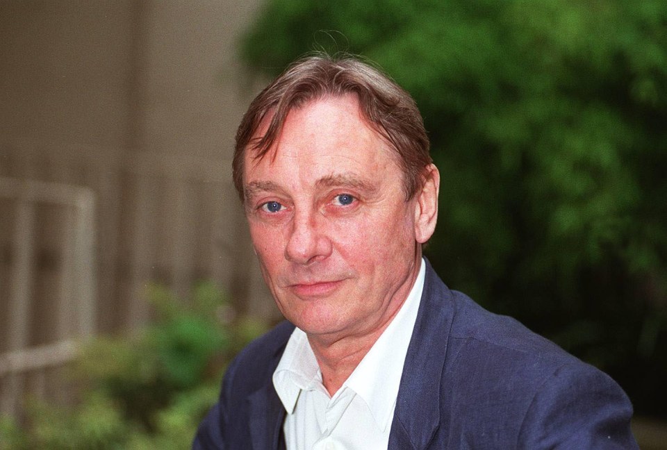 TOM GEORGESON British Actor Stars in the BBC1 drama series 'Between The Lines' COMPULSORY CREDIT: UPPA/Photoshot Photo UGL 008327/B-33 14.09.1994 The BAFTA award-winning drama series "Between The Lines" returns to BBC1 in mid-Oct