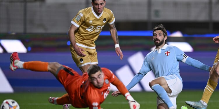 Chelsea and Arsenal legend suffers disastrous managerial debut as his side are brutally hammered by rivals