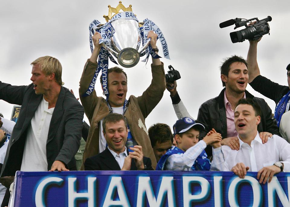 Chelsea striker Arjen Robben (C) holds t