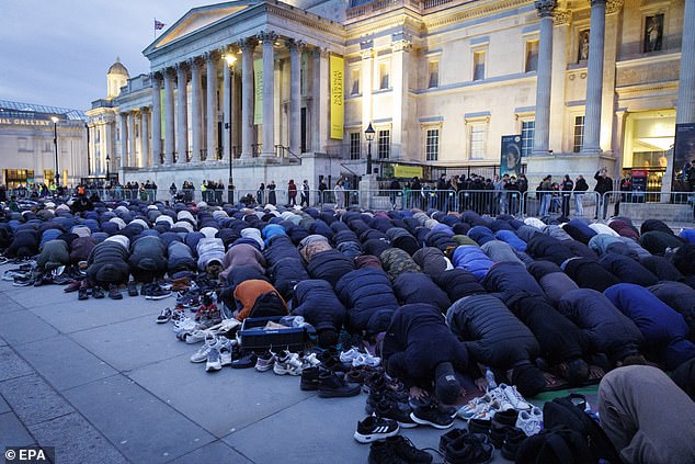 In London¿s Trafalgar Square around 3,000 Muslims gathered for a mass prayer event on Monday marking the end of Ramadan