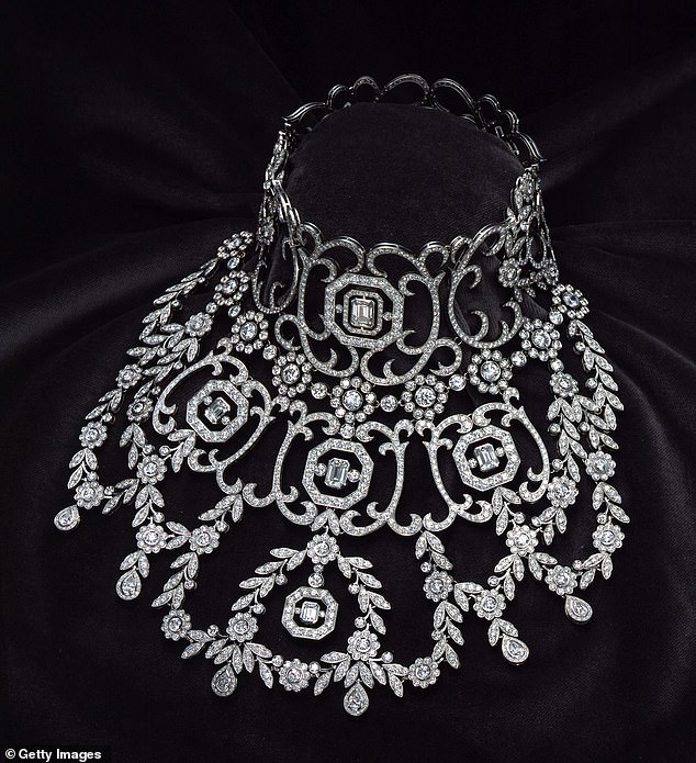 The dazzling item contained 1,308 diamonds and a 2.5-carat clasp with abundant lace patterning and scrolls, reminiscent of the style worn in French King Louis XVI¿s court