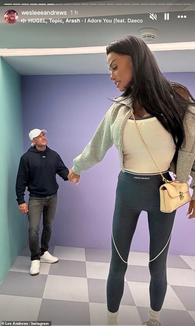 Despite the ongoing Iranian crisis, which has seen missile attacks across the UAE city, the pair appeared carefree as they larked about while enjoying the exhibits