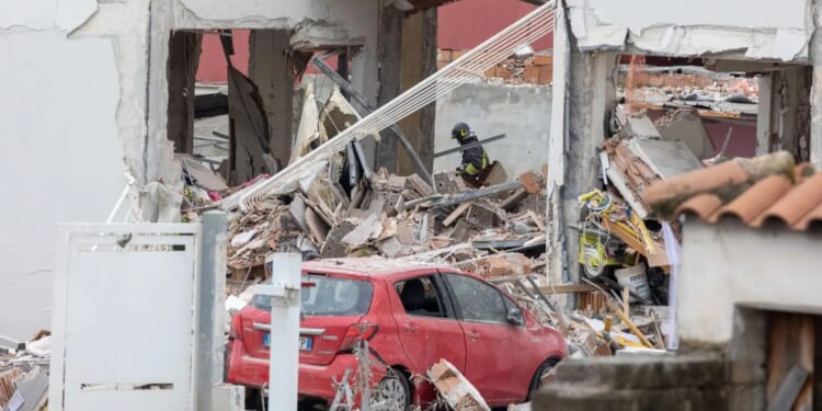 Huge explosion leaves multiple people injured & three rushed to hospital as dozens evacuated in Rome