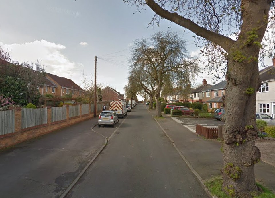 Chestnut Avenue in Kenilworth with houses and parked cars.