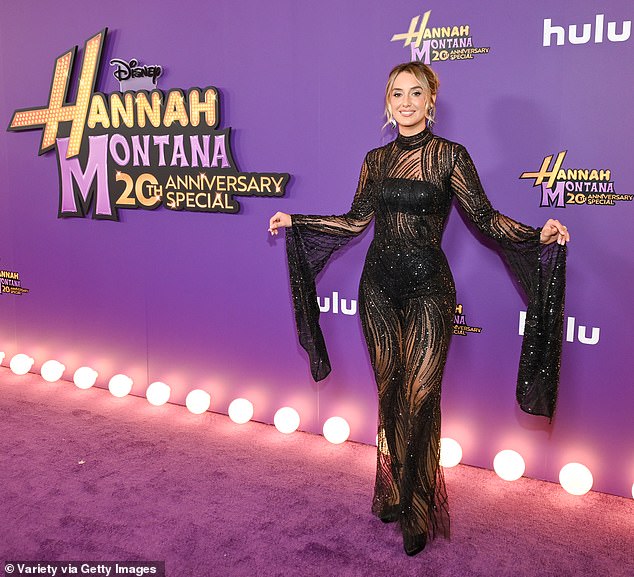 The look featured flowing sleeves