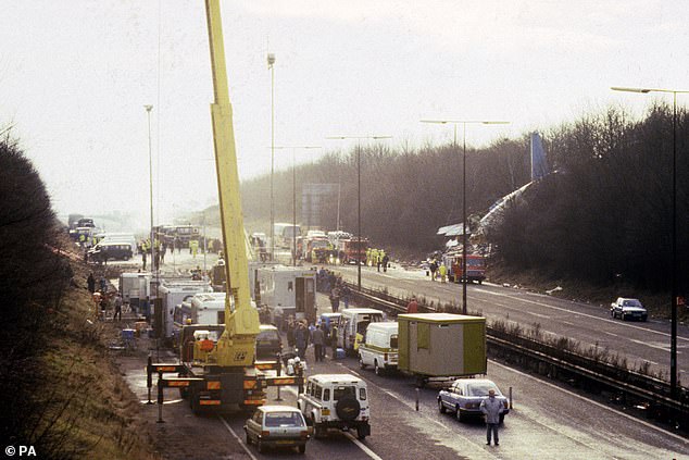 A crane on the M1 motorway as the wreckage is cleared following the crash in January 1989
