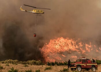 Horror moment firefighting helicopter plunges straight into wildfire flames that pilot was trying to put out on mountain