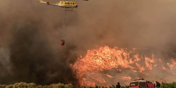 Horror moment firefighting helicopter plunges straight into wildfire flames that pilot was trying to put out on mountain