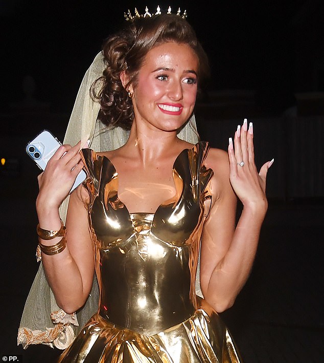 Venezuela showed off her dazzling engagement ring as she flashed the diamond rock while entering her hen do