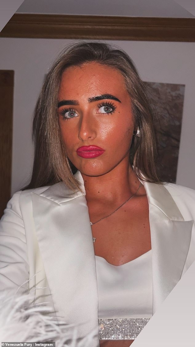 The trendy teen gave herself a glamorous make-up look for the event