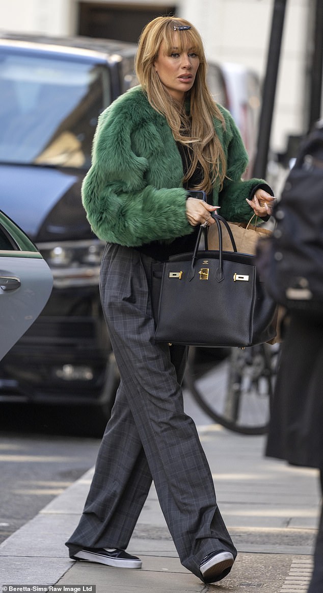 The stunner sported a clip in her hair as she made her arrival