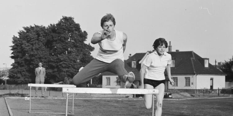 Pioneering British Olympic legend who shattered world record on way to winning gold passes away