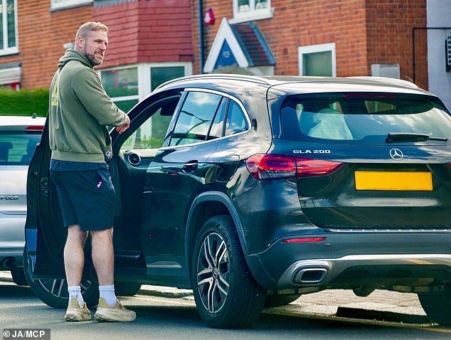 After Chloe arrived, James helped her load up her car with Bodhi's things as he had previously been spending the day with her