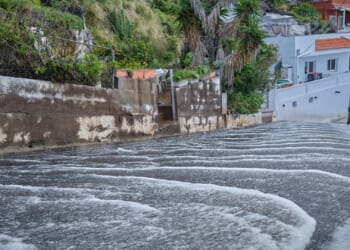 Brutal 60mph gales to hit Spanish islands with fresh warnings for Canaries & Balearics as Brits land for Easter holidays