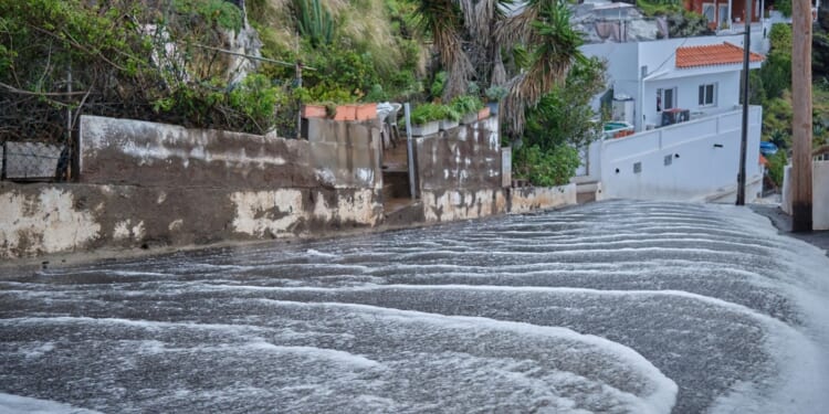 Brutal 60mph gales to hit Spanish islands with fresh warnings for Canaries & Balearics as Brits land for Easter holidays