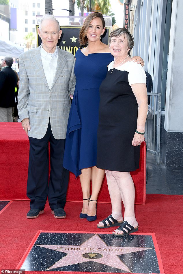 L-R The actress' dad William, Garner, and mom Patricia in 2018