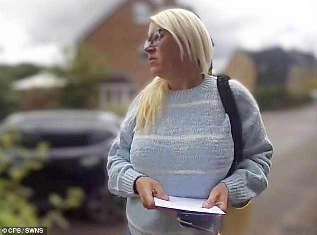 In footage of the encounter, filmed in May 2024, Konopska can be seen clutching the chilling note, donning bleach-blonde hair and a pair of dark-rimmed glasses