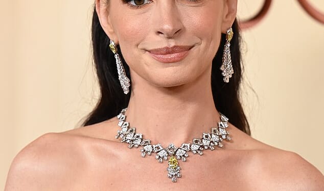 Anne Hathaway commanded attention for her smooth and radiantly youthful complexion as she hit the red carpet at the Oscars