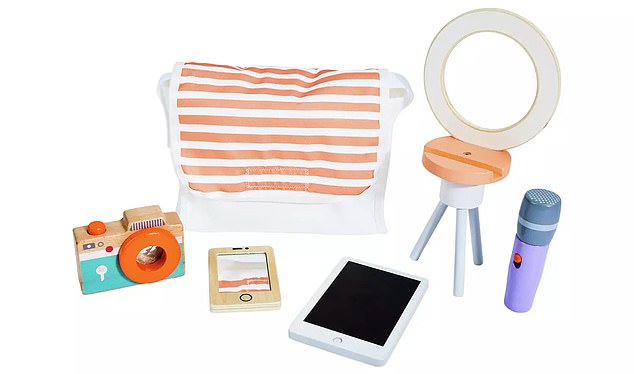 The set comes with a tripod stand, adjustable aperture lens, miniature camera, smartphone model, tablet, and microphone.