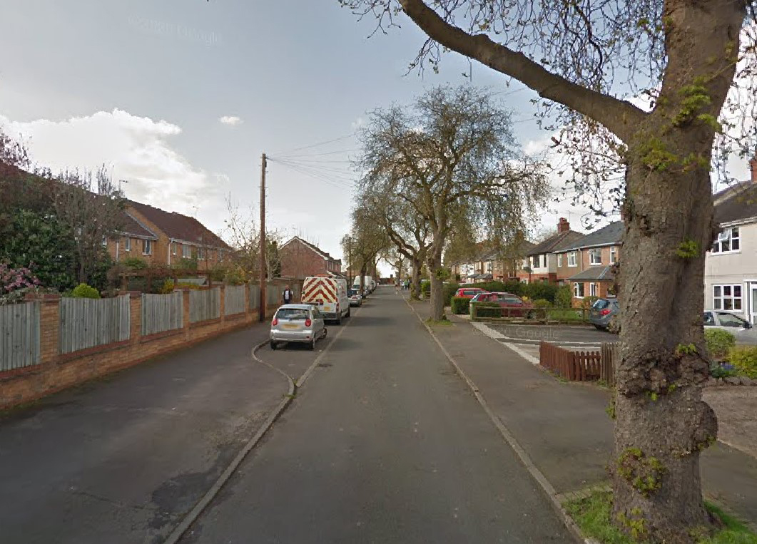 Chestnut Avenue in Kenilworth with houses and parked cars.