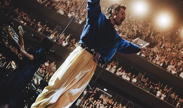 Harry Styles' One Night Only Netflix concert suffered technical glitches within minutes of it dropping onto the streaming platform - as eager fans were logged on to watch the show