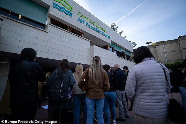 A group of people protest at the entrance of the Sant Camil hospital, on 26 March where Castillo died