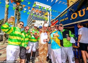As the horse racing in Gloucestershire reached its dramatic climax, sporting fans on the Costa Blanca donned their best jockey costumes to enjoy the sizzling 23 degree heat