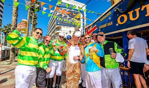As the horse racing in Gloucestershire reached its dramatic climax, sporting fans on the Costa Blanca donned their best jockey costumes to enjoy the sizzling 23 degree heat