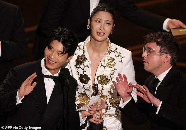 As EJAE finished up, Lee (left) approached the microphone and began to thank someone, but before the audience could find out whom, the play-off music drowned out his voice